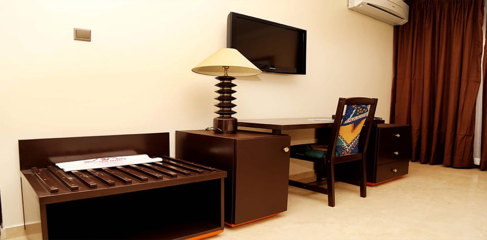 Premium bedding, in-room safe, desk, laptop workspace