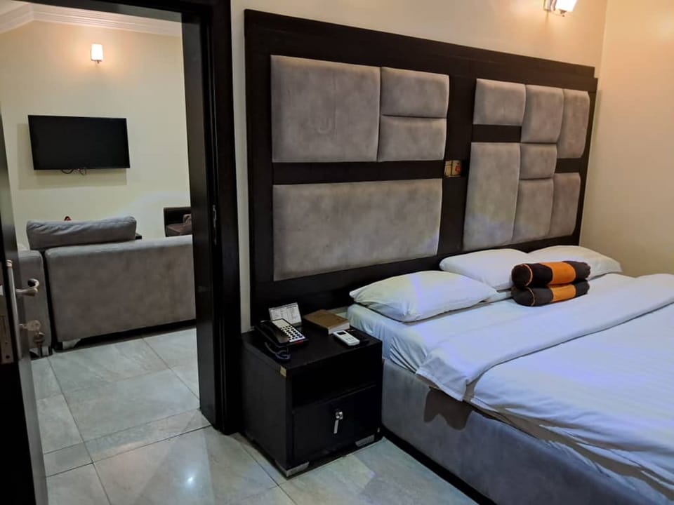 Suite, 1 Bedroom | Premium bedding, in-room safe, desk, laptop workspace