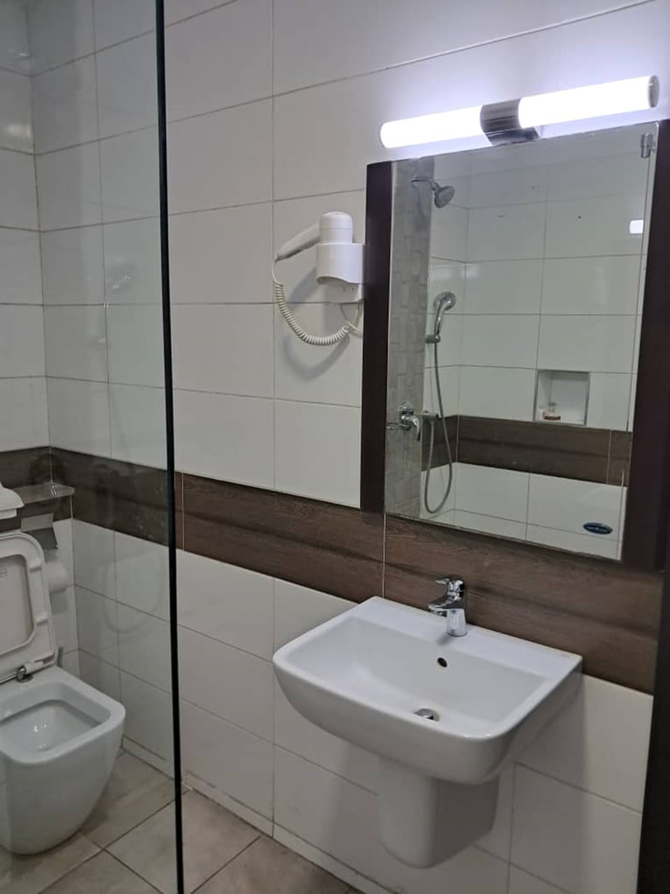 Executive Room | Bathroom | Rainfall showerhead, free toiletries, towels, soap