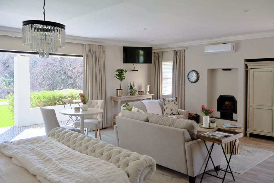 PRIVATE SUITE  | Living area | 42-inch Smart TV with premium channels
