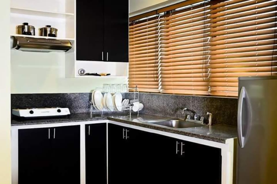 Suite, 3 Bedrooms | Private kitchen | Fridge