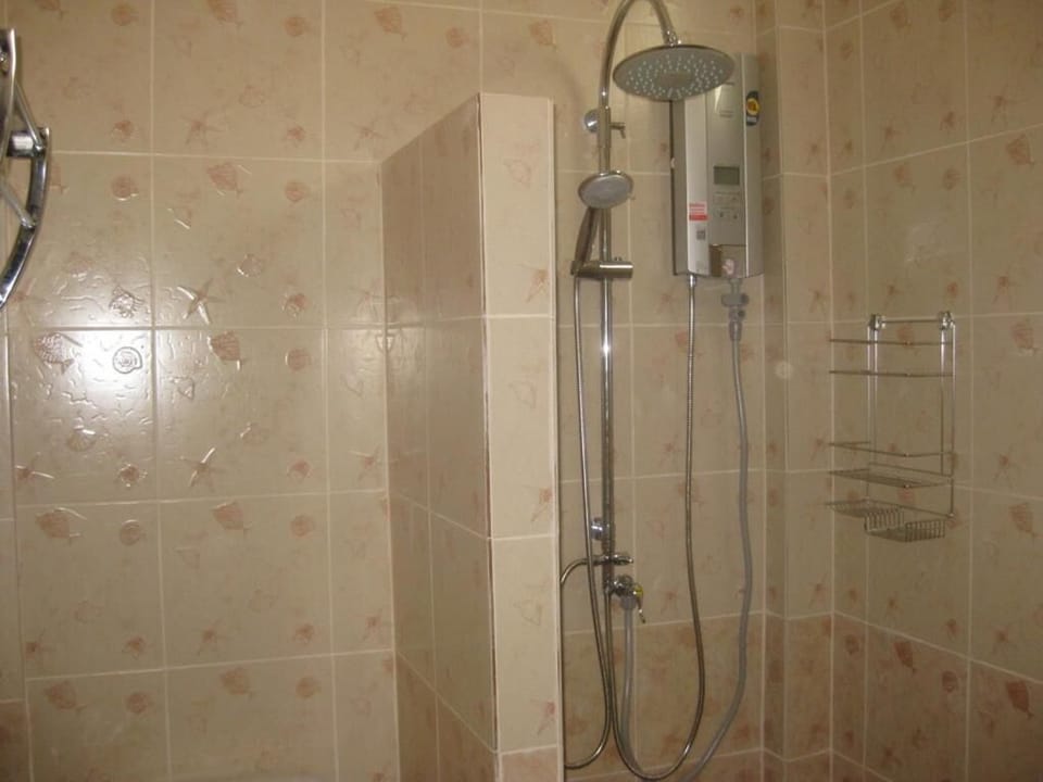 Shower, free toiletries, towels
