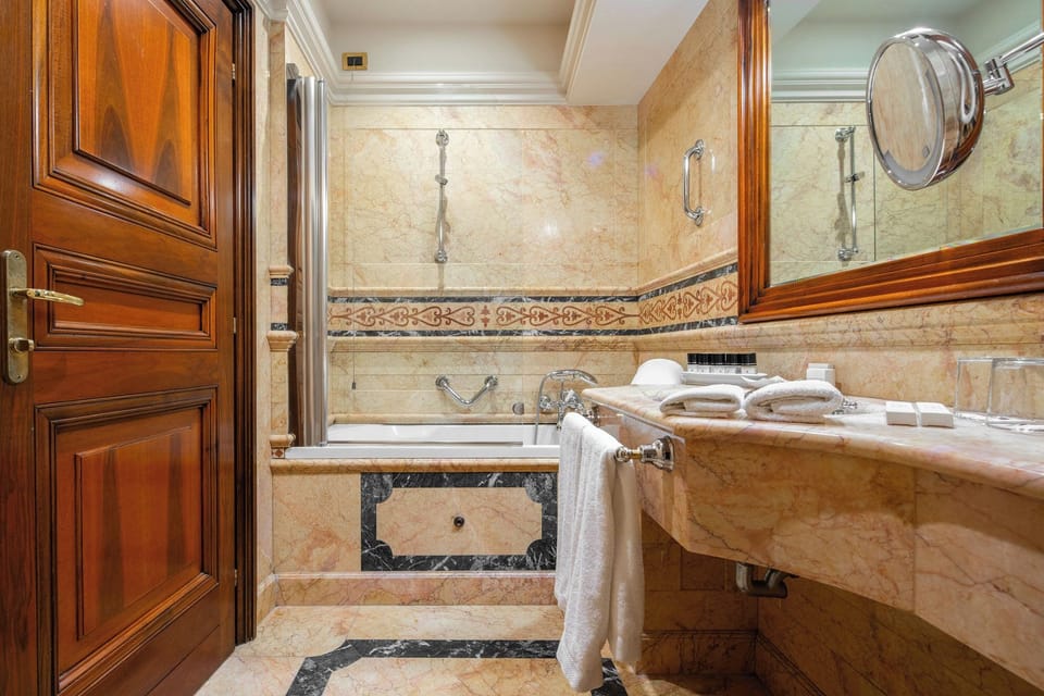 Deluxe Double Room | Bathroom | Free toiletries, hair dryer, bidet, towels