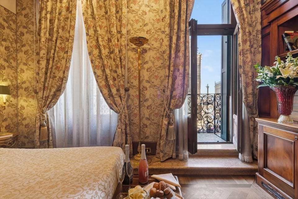 Deluxe Double Room (San Marco View) | Minibar, in-room safe, individually decorated, individually furnished