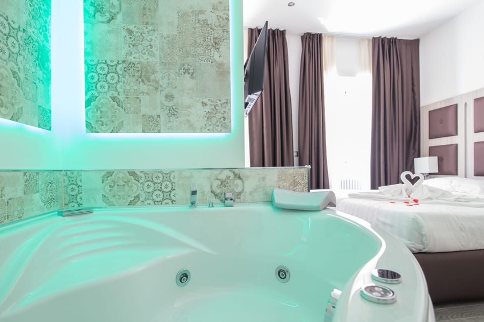 Deluxe Room, Jetted Tub | Jetted tub