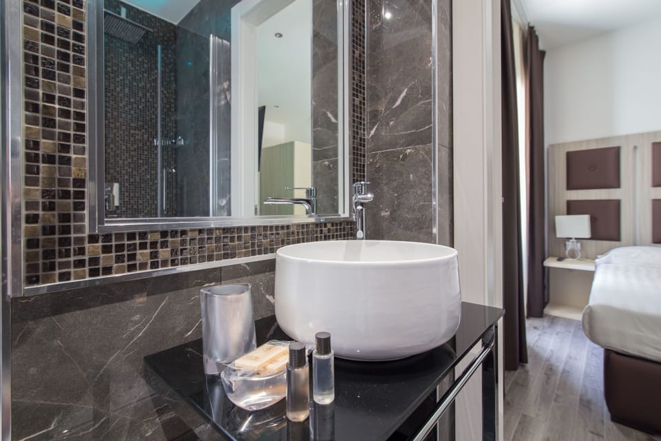 Deluxe Room, Jetted Tub | Bathroom | Shower, free toiletries, hair dryer, slippers