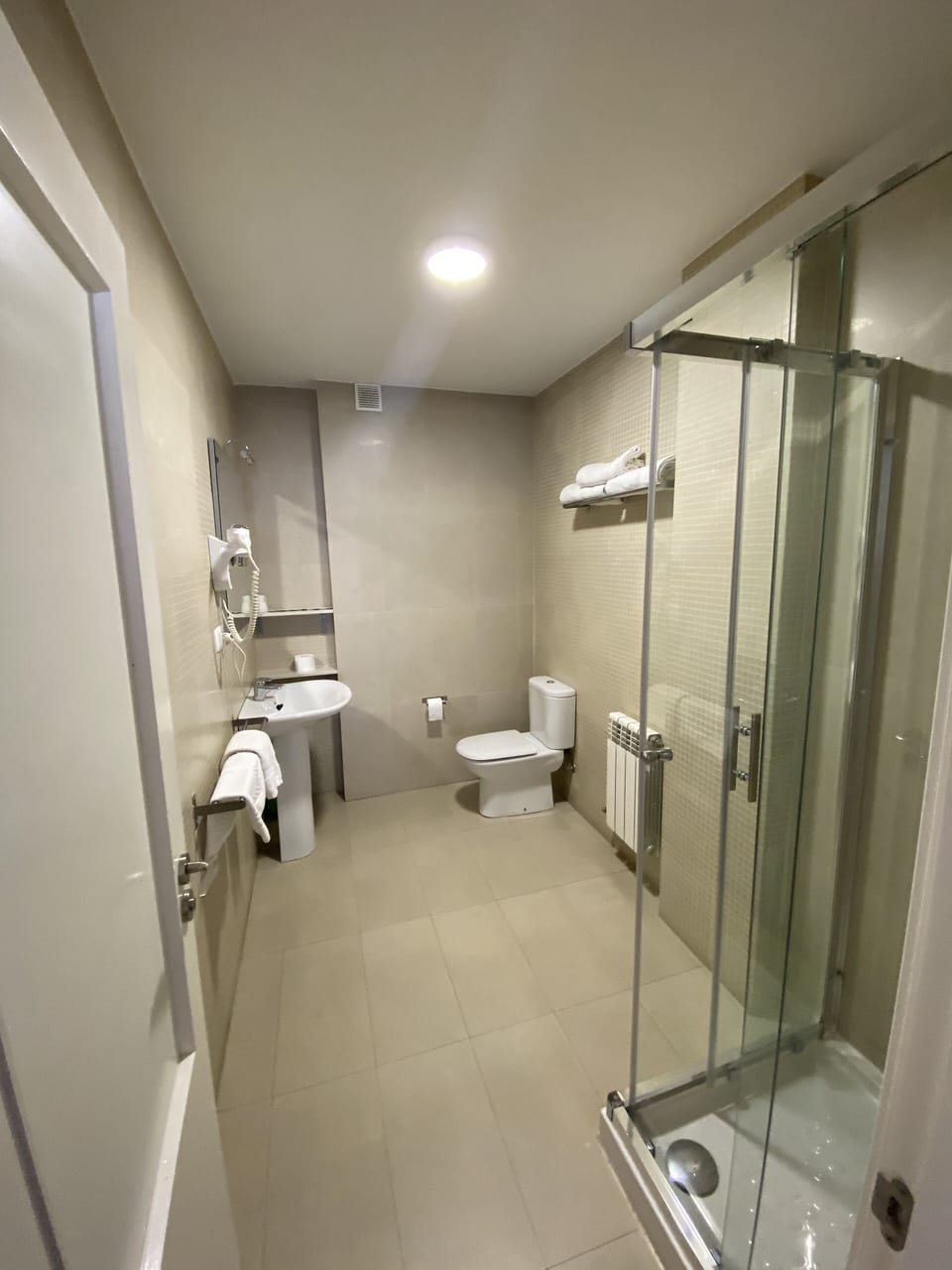 Triple Room, Private Bathroom | Bathroom | Shower, deep soaking tub, free toiletries, hair dryer
