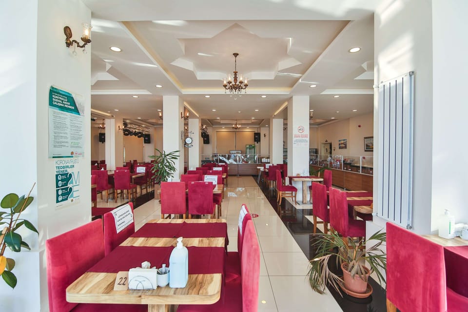 2 restaurants; breakfast and dinner served