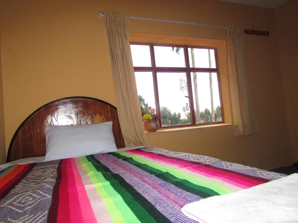Double Room, Shared Bathroom, Lake View | Desk