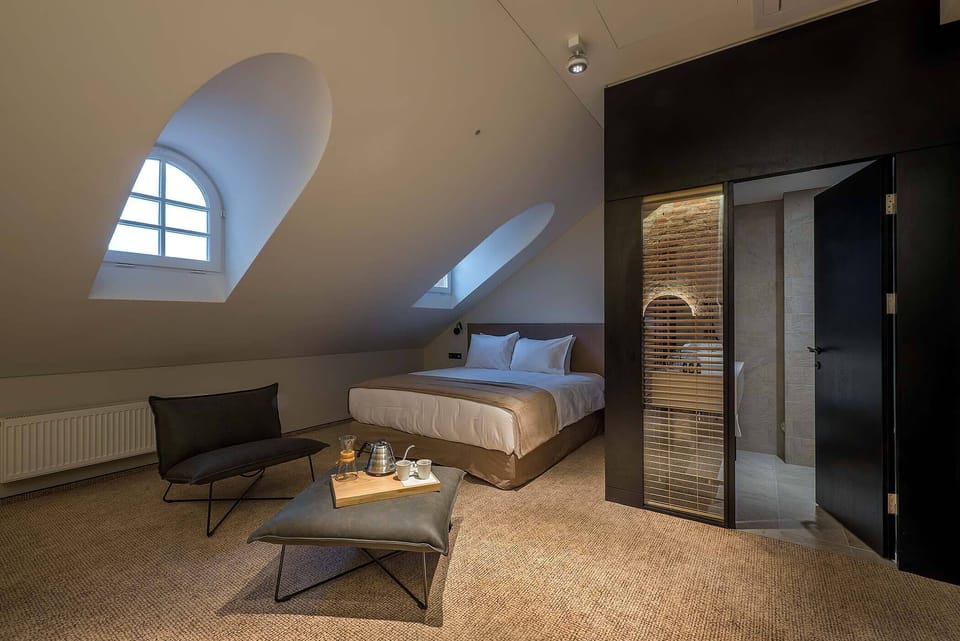 Business Double Room | Minibar, in-room safe, desk, blackout drapes