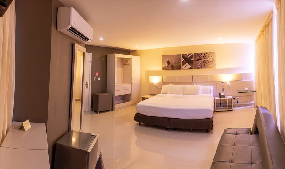 Junior Suite | Minibar, in-room safe, desk, laptop workspace