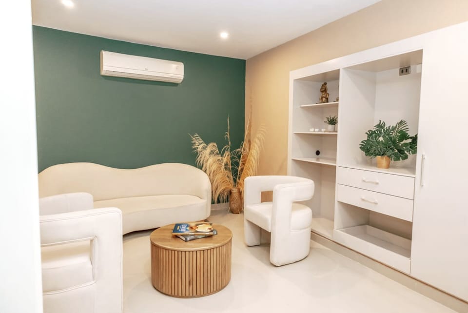 Suite presidencial | Minibar, in-room safe, desk, laptop workspace