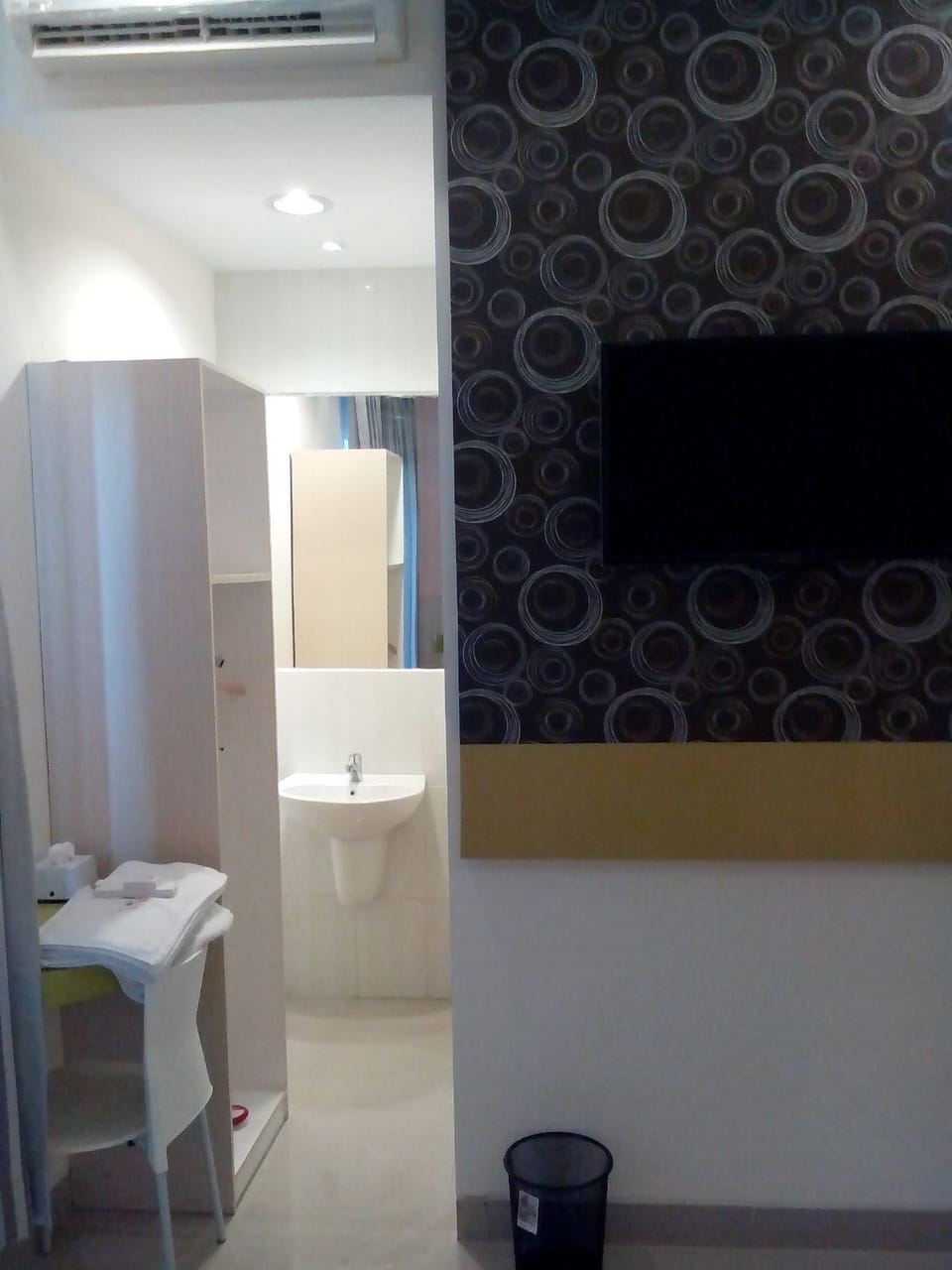 Superior Twin Room | Bathroom | Shower, free toiletries, slippers, towels