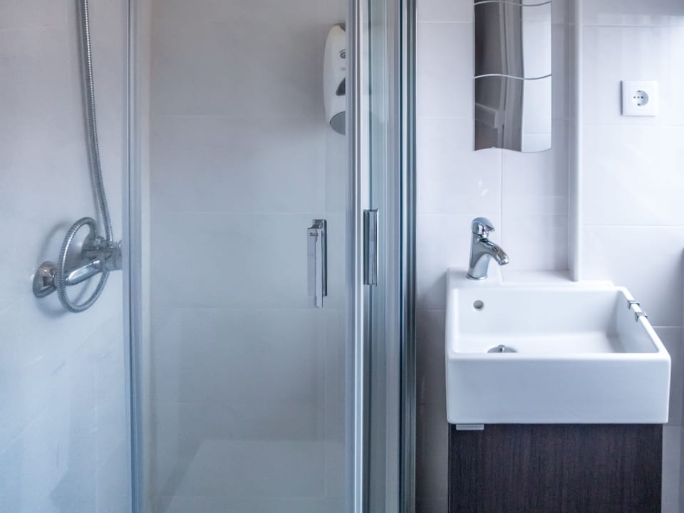 Comfort Double Room | Bathroom | Eco-friendly toiletries, hair dryer, towels, soap
