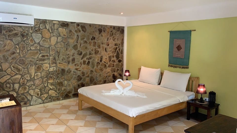 Standard Room | Minibar, desk, free cribs/infant beds, rollaway beds