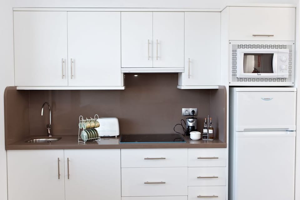 Full-size fridge, microwave, stovetop, coffee/tea maker