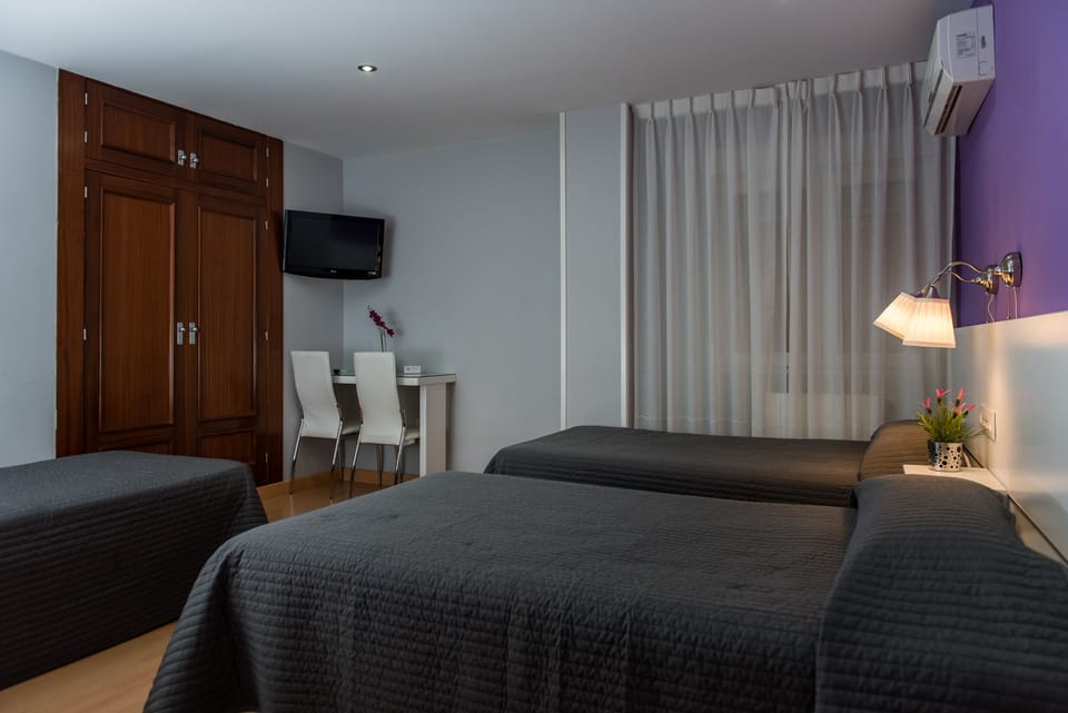 City Double or Twin Room | Desk, laptop workspace, cribs/infant beds, rollaway beds