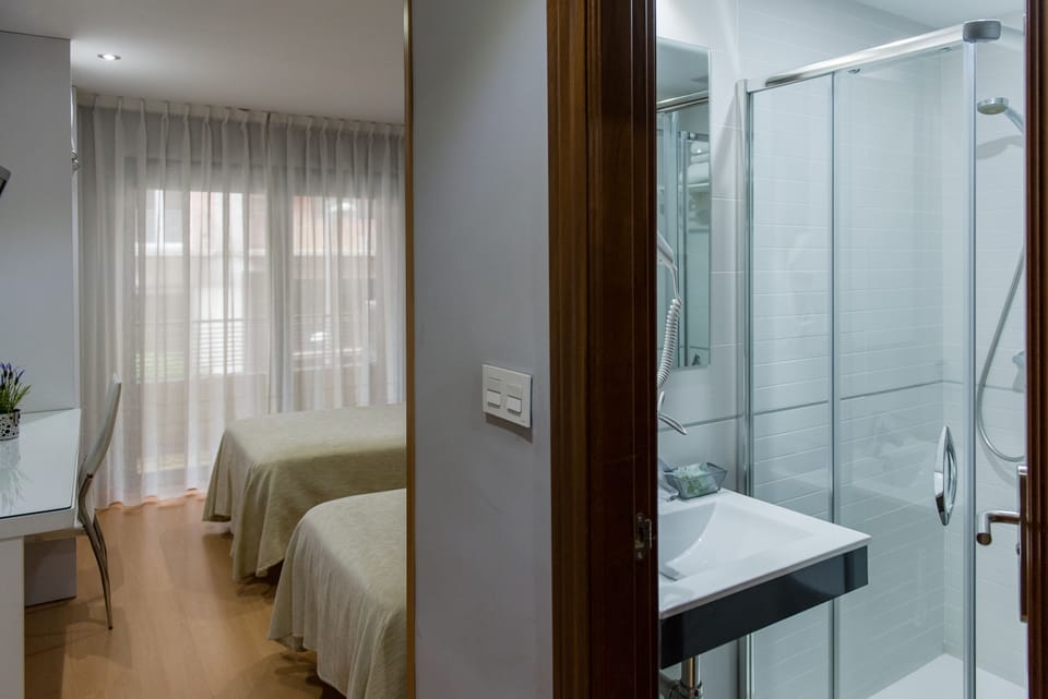 City Double or Twin Room | Desk, laptop workspace, cribs/infant beds, rollaway beds