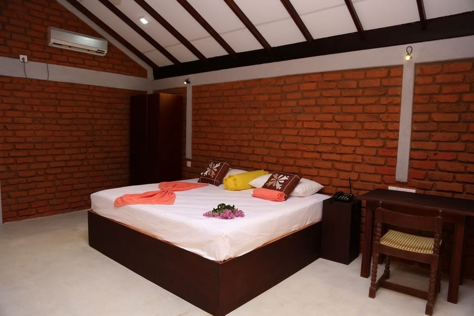 Deluxe Double Room, 1 King Bed, Patio | Desk, blackout drapes, free WiFi