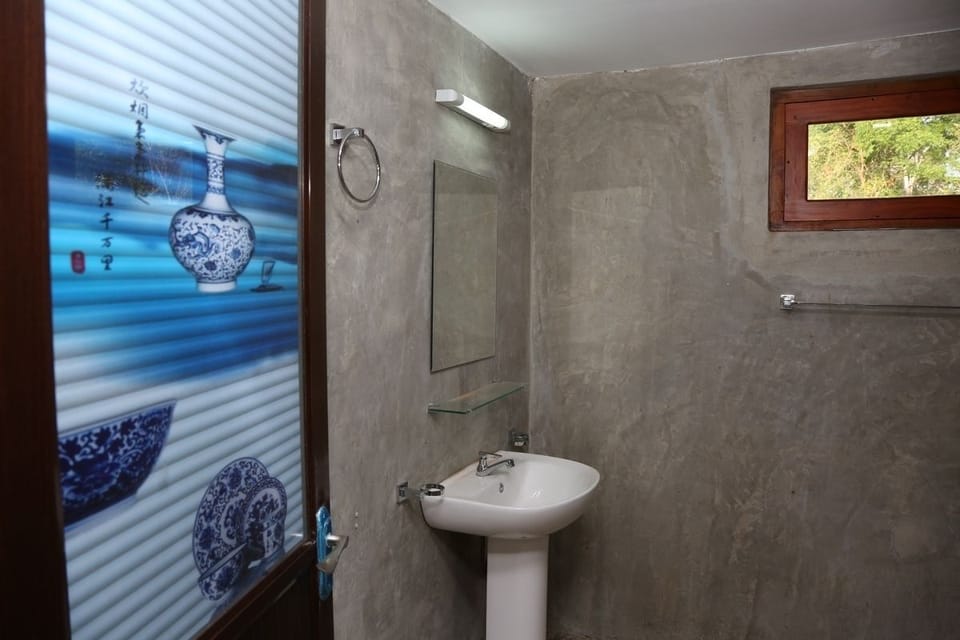 Deluxe Double Room, 1 King Bed, Patio | Bathroom sink