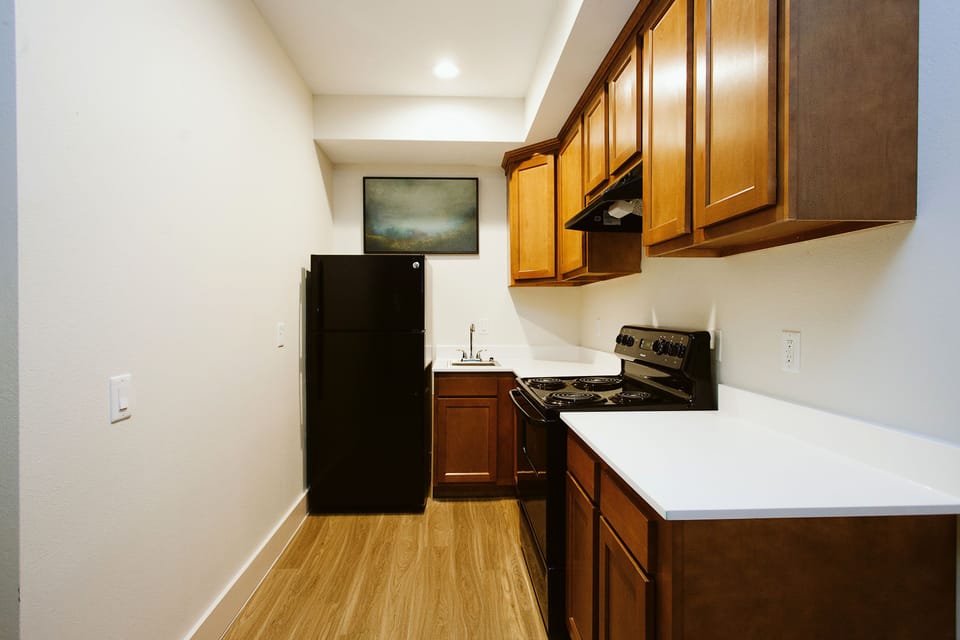 King Kitchen Business Suite, 1 King Bed, Non Smoking, Kitchen | Soundproofing, free WiFi, bed sheets