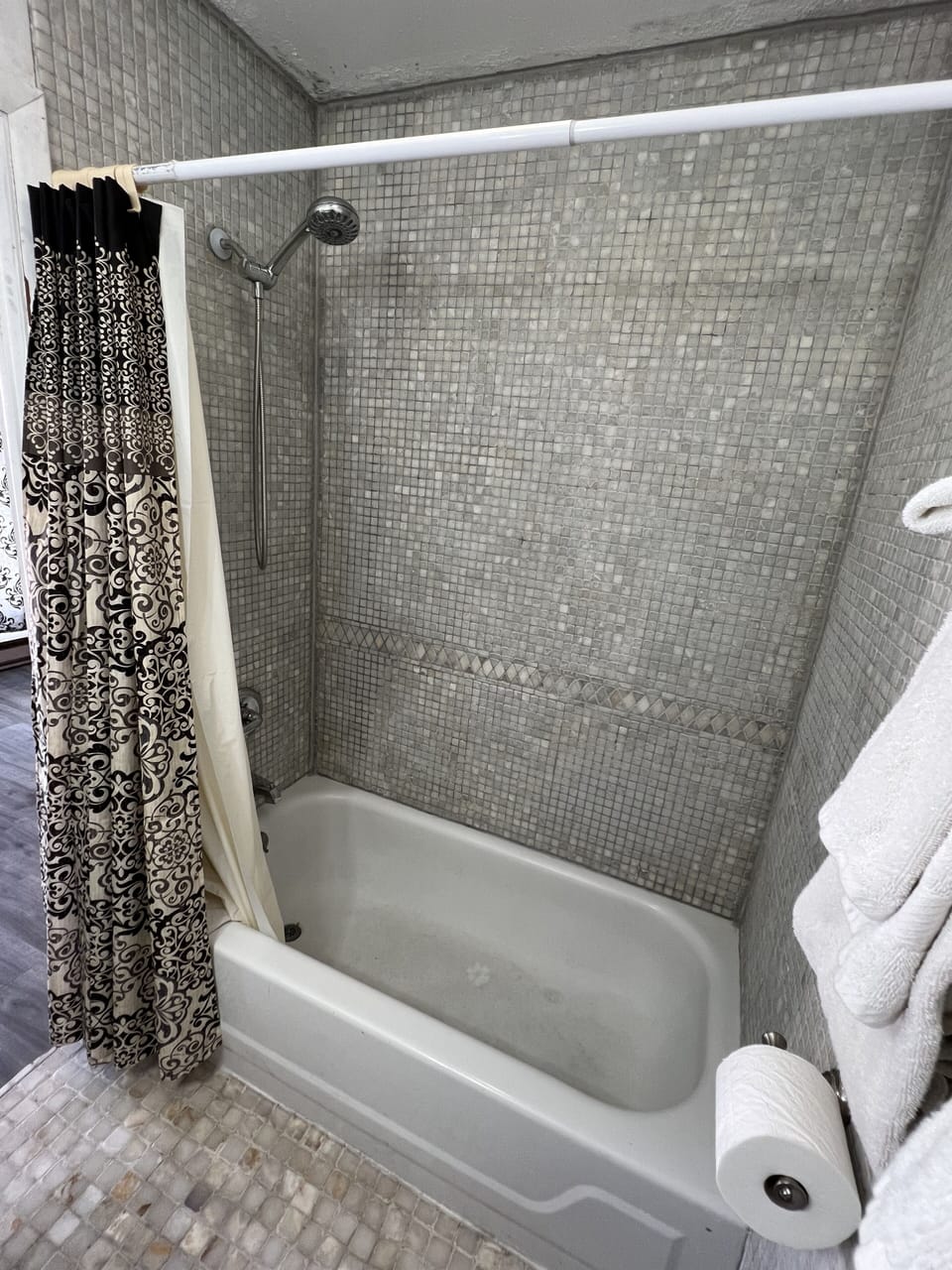 Comfort Room, 1 King Bed | Bathroom | Free toiletries, hair dryer, towels