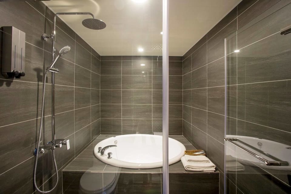 Deluxe Double Room | Deep soaking bathtub