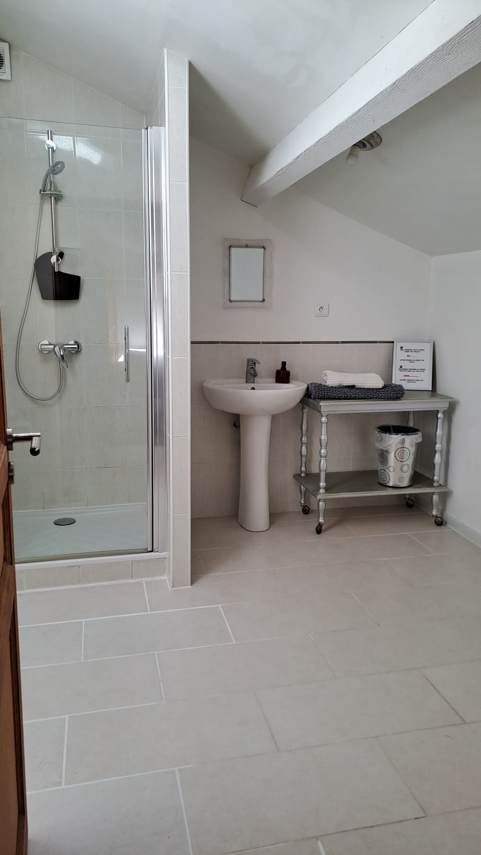 Shower, free toiletries, hair dryer, towels