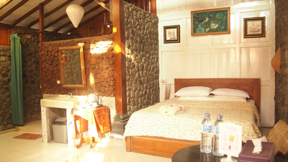 Romantic Cottage, 1 Queen Bed, Garden View, Garden Area | Individually furnished, free WiFi, bed sheets