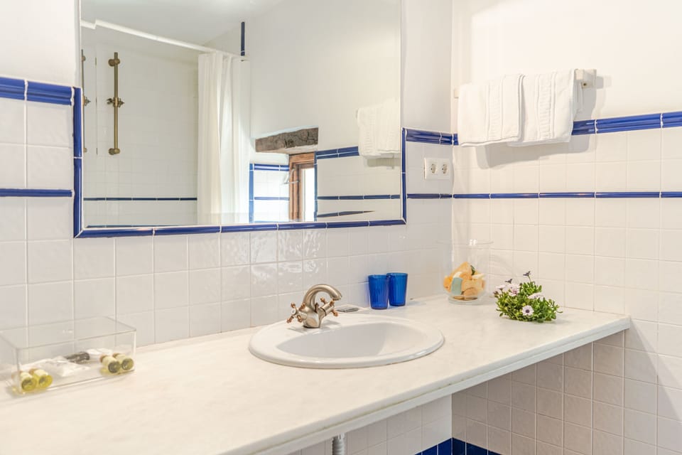Superior Double Room | Desk, blackout drapes, free cribs/infant beds, rollaway beds