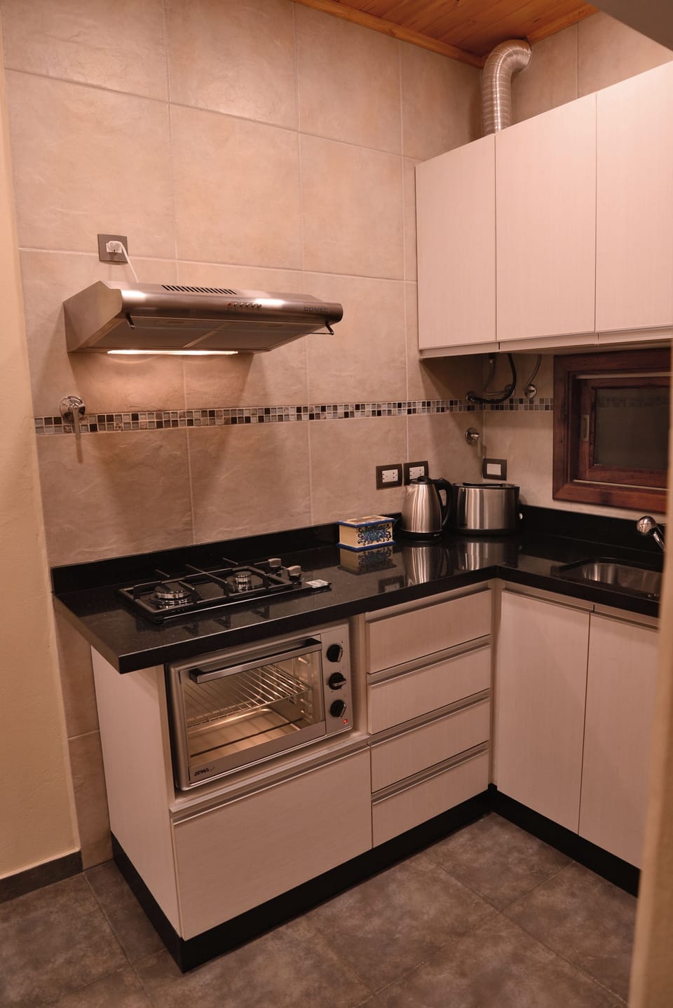 Deluxe Quadruple Room, 1 Bedroom, Private Bathroom, Park View | Private kitchen | Fridge, microwave, electric kettle, paper towels