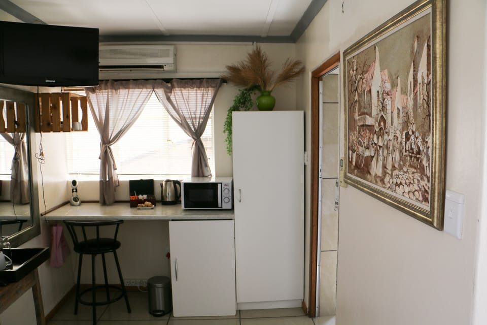 Single Room (Monty room) | In-room dining