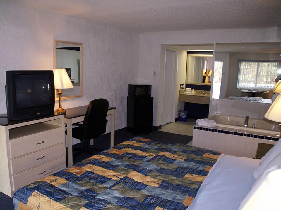 Standard Single Room, 1 King Bed, Jetted Tub | Desk, free WiFi, bed sheets