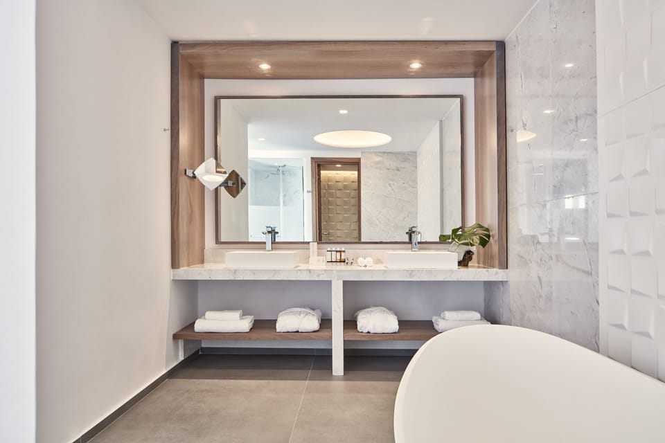Junior Suite (Outdoor Spa Jetted Tub, Emar) | Room amenity