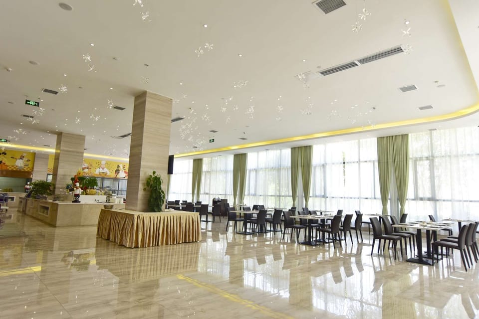 2 restaurants; breakfast, lunch, and dinner served