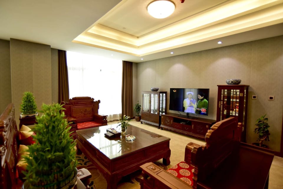 Minibar, in-room safe, desk, iron/ironing board