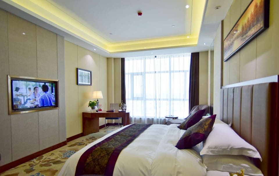 Minibar, in-room safe, desk, iron/ironing board