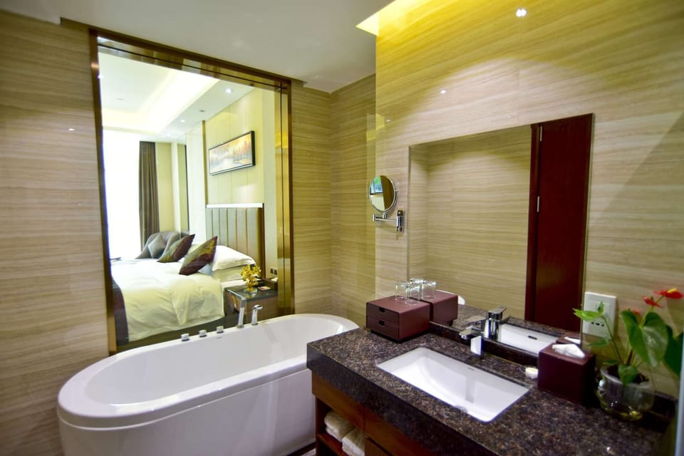 Minibar, in-room safe, desk, iron/ironing board