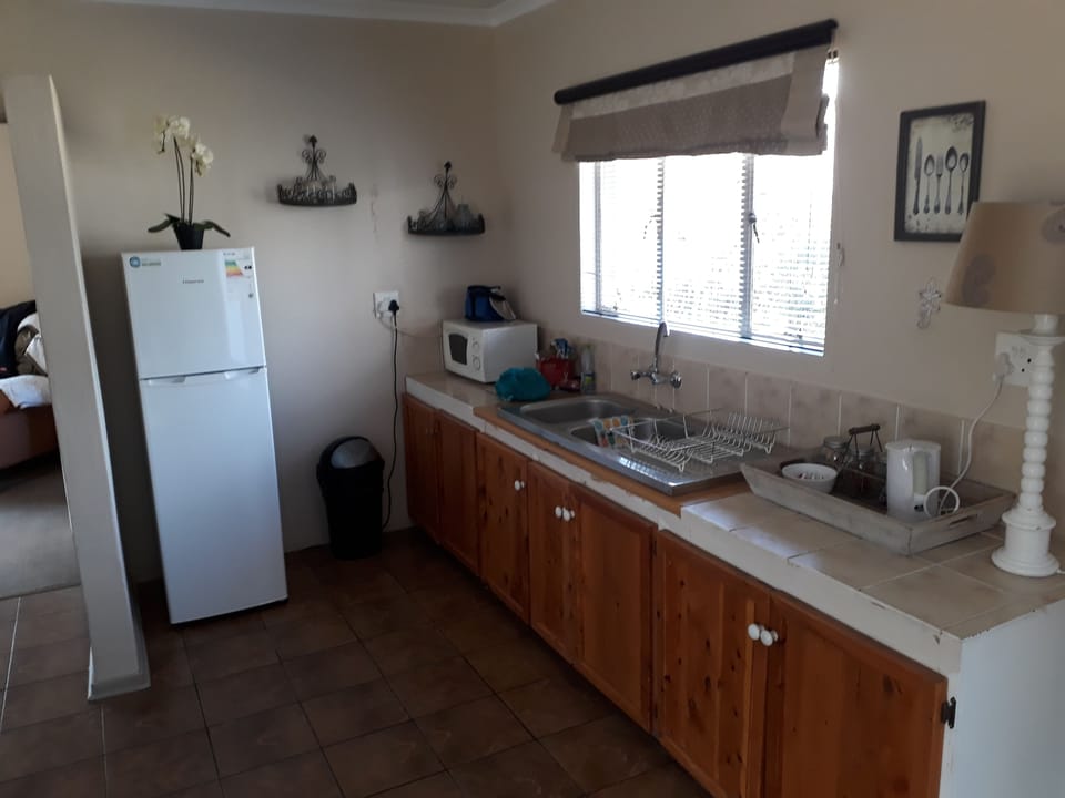 Honeymoon Suite, 1 Bedroom | Private kitchenette | Coffee/tea maker, electric kettle