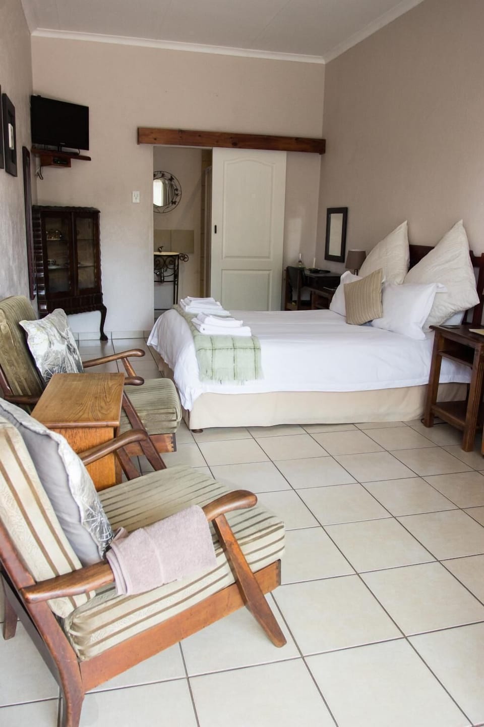 In-room safe, bed sheets
