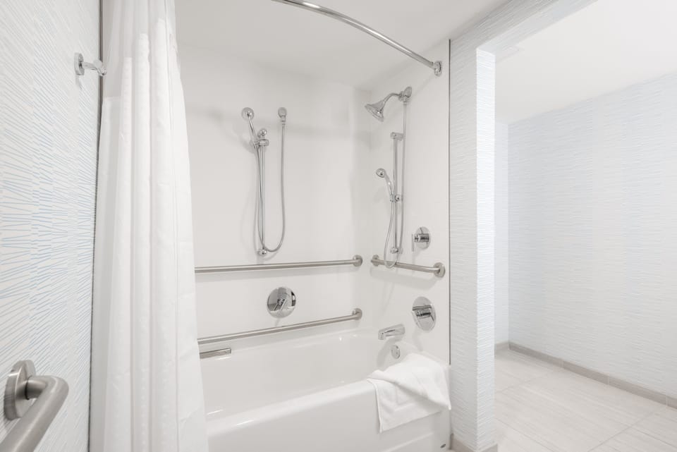 Standard Room, 1 King Bed, Accessible (Mobility) | Bathroom | Eco-friendly toiletries, hair dryer, towels