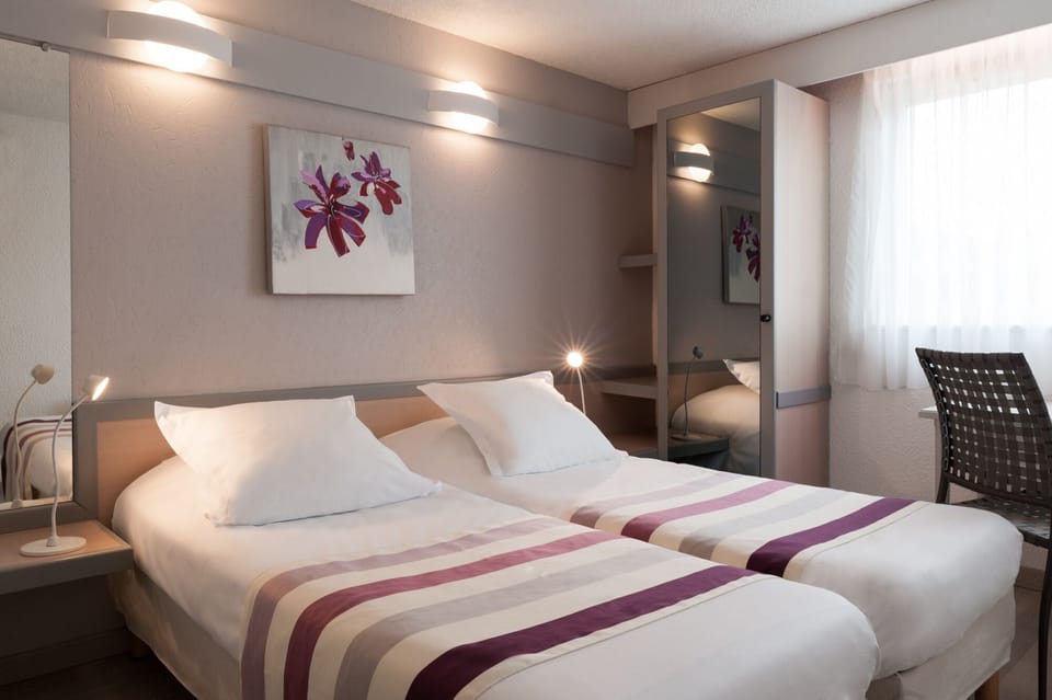 Superior Twin Room | Desk, laptop workspace, blackout drapes, soundproofing
