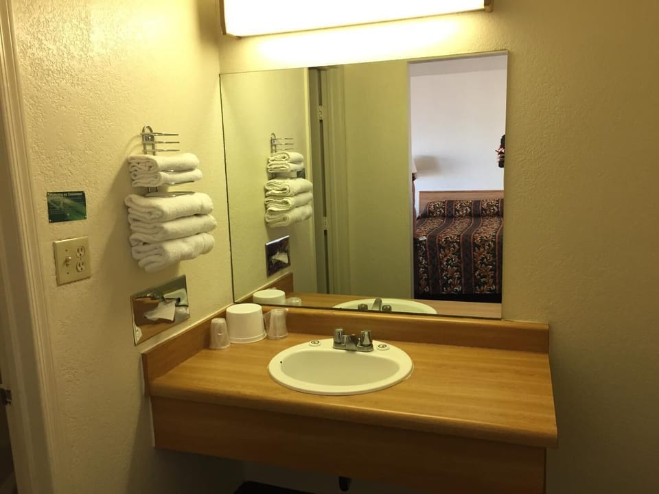 Combined shower/tub, free toiletries, hair dryer, towels