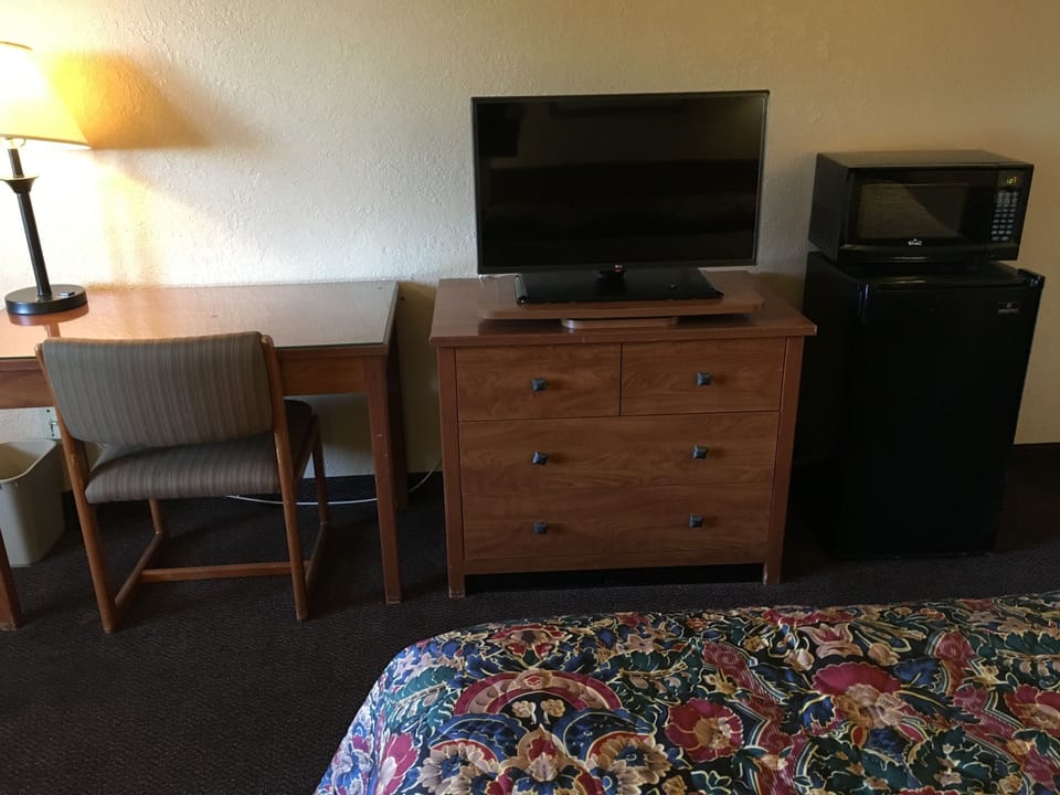 Standard Room, 2 Double Beds, Smoking | Pillowtop beds, desk, WiFi, bed sheets