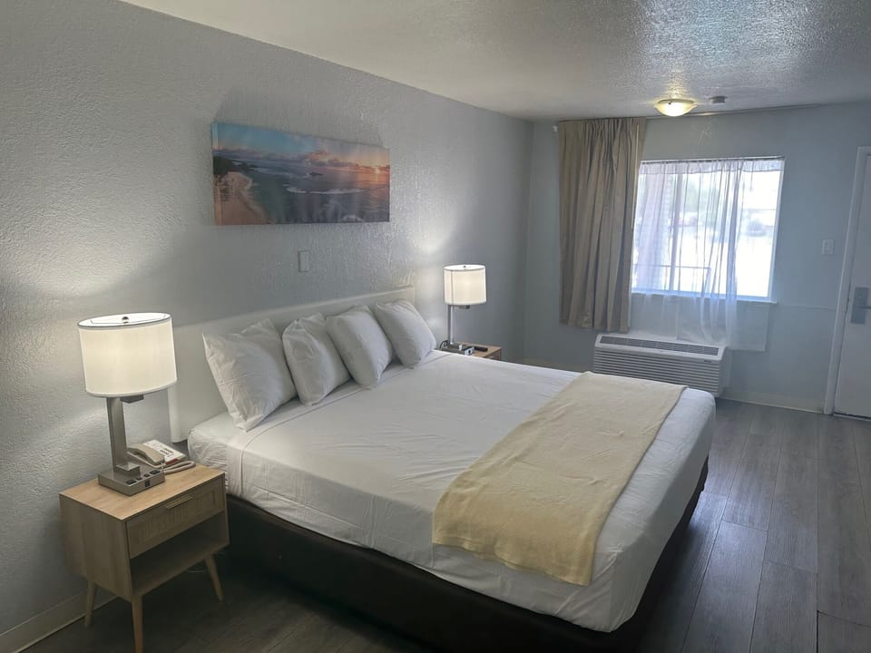 Deluxe King, Non Smoking | Pillowtop beds, desk, WiFi, bed sheets
