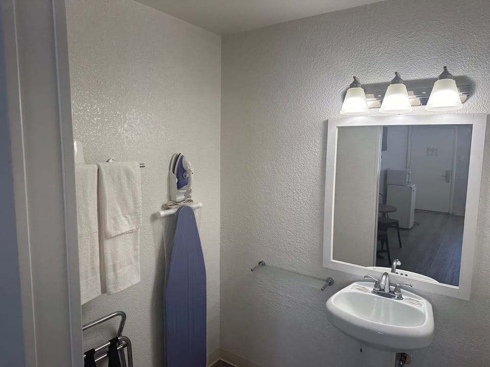 Deluxe King, Non Smoking | Pillowtop beds, desk, WiFi, bed sheets