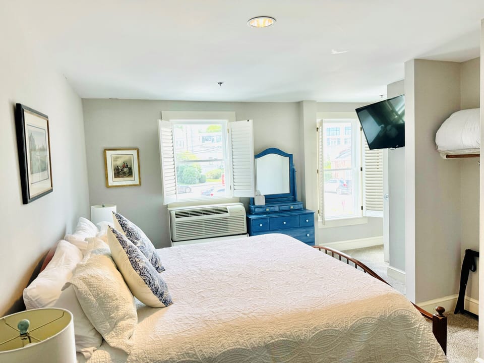 Single Room, 1 King Bed | Iron/ironing board, free WiFi, bed sheets
