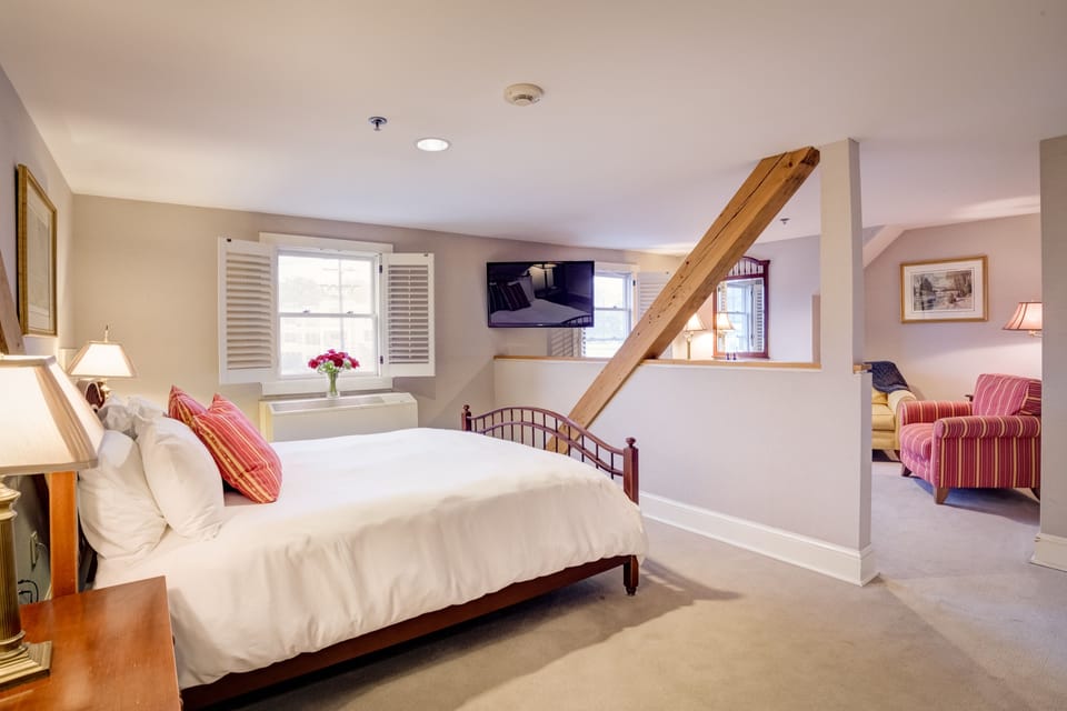 Deluxe Room, 1 Queen Bed | Iron/ironing board, free WiFi, bed sheets