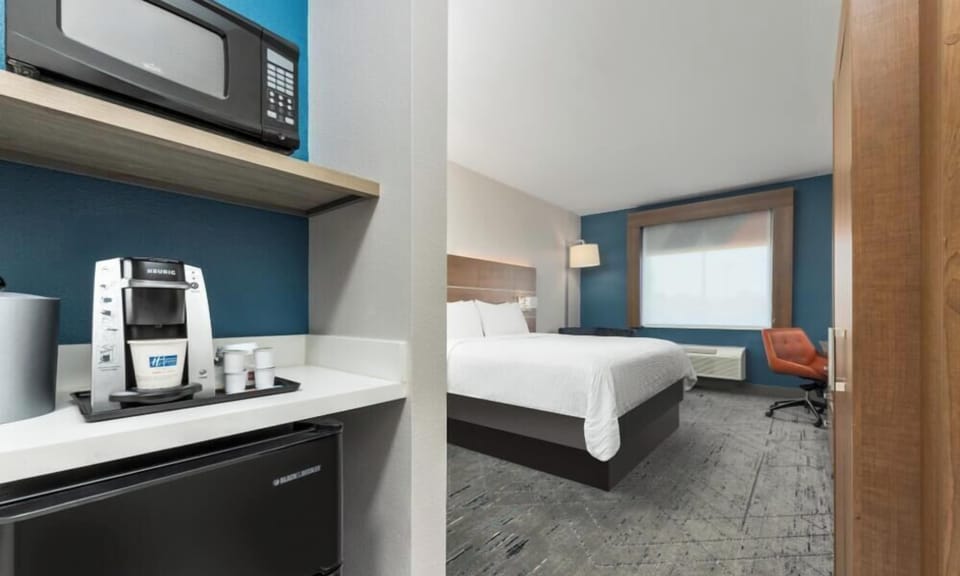 Suite, 1 King Bed (Additional Living Area) | Hypo-allergenic bedding available, in-room safe, desk, laptop workspace