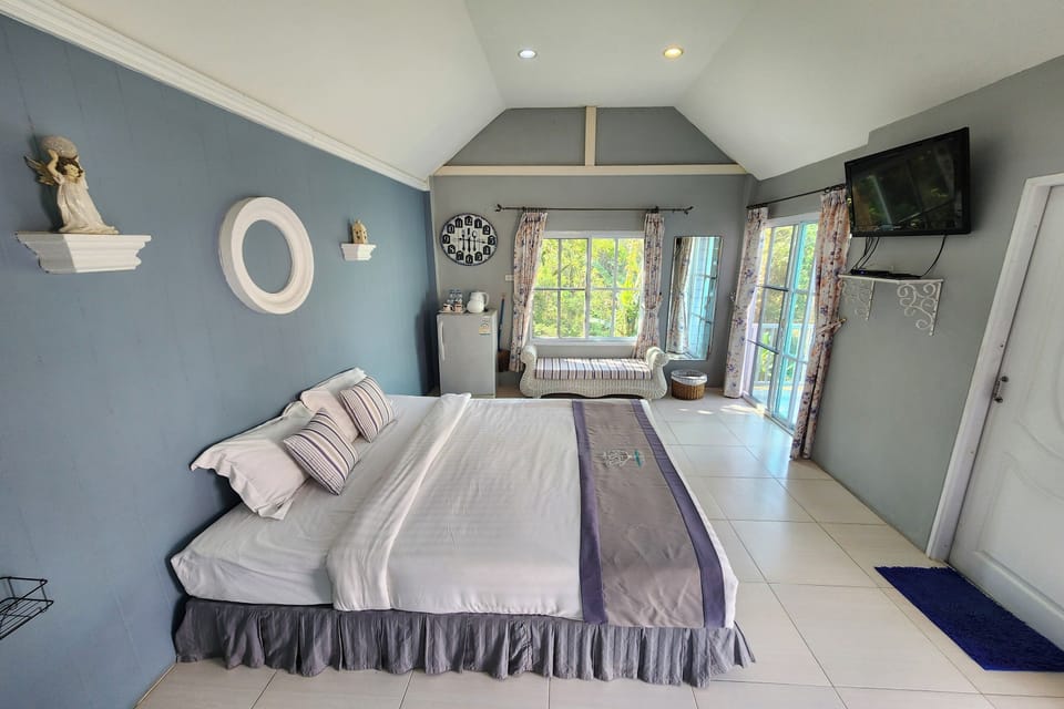 Winter Sky | Desk, iron/ironing board (on request), rollaway beds (surcharge)